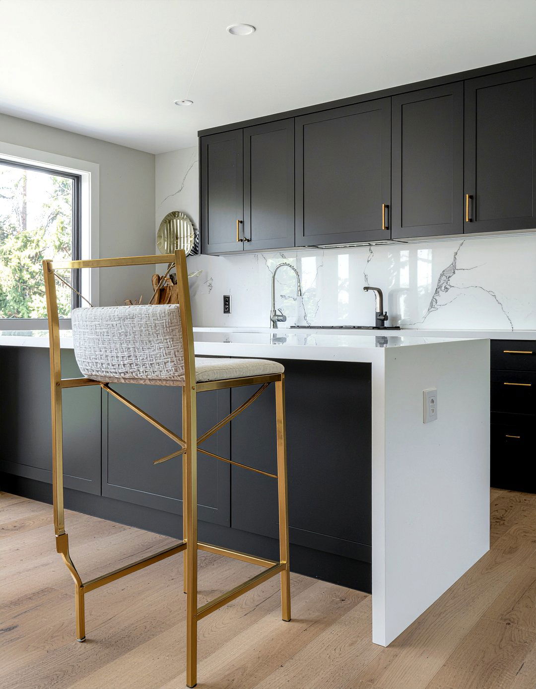 Brass frame bar stool - 30 kitchen bar stool ideas