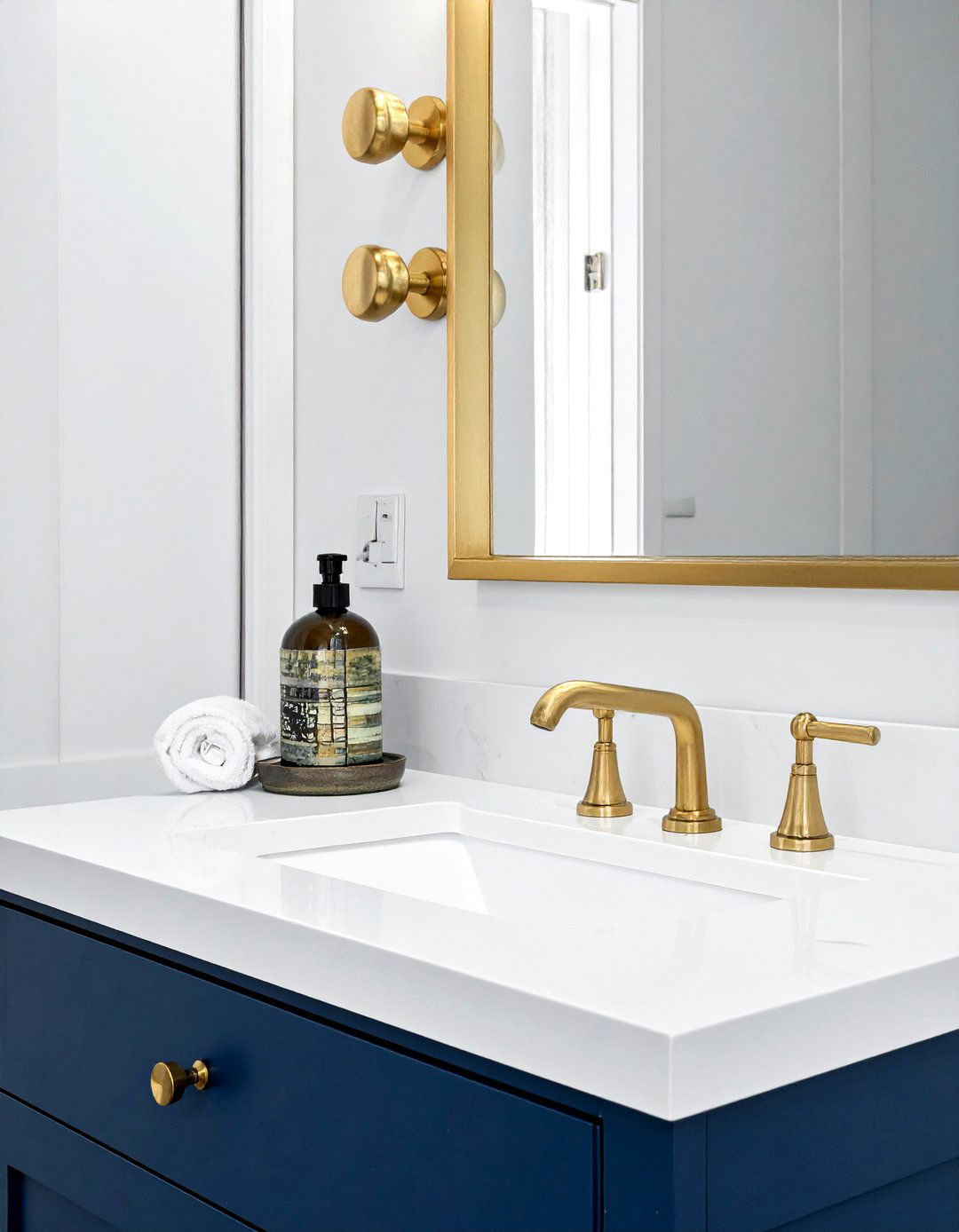 Brass hardware - 30 Cape Cod bathroom ideas