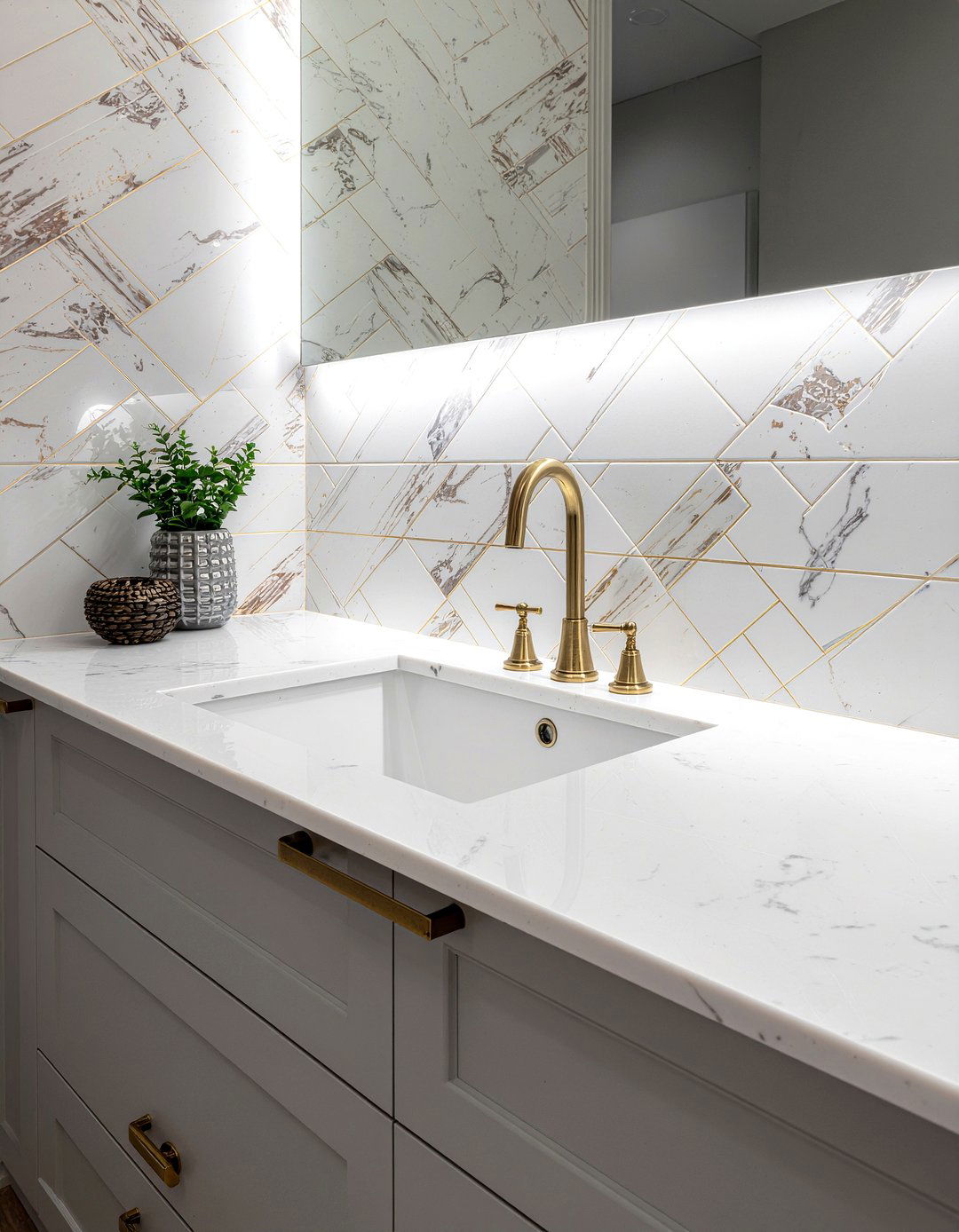 Brass inlay tile - 30 bathroom tile ideas