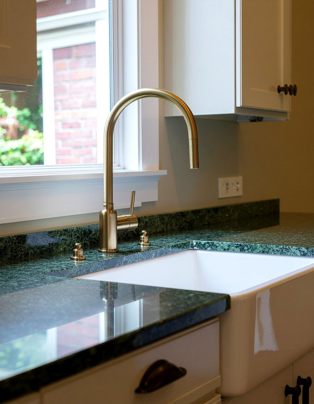 Brass kitchen faucet - 30 beautiful kitchen ideas