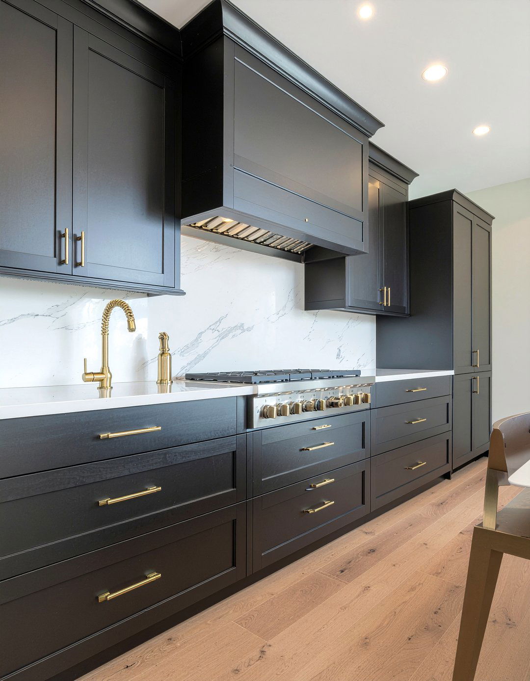 Brass kitchen hardware - 30 kitchen remodel ideas