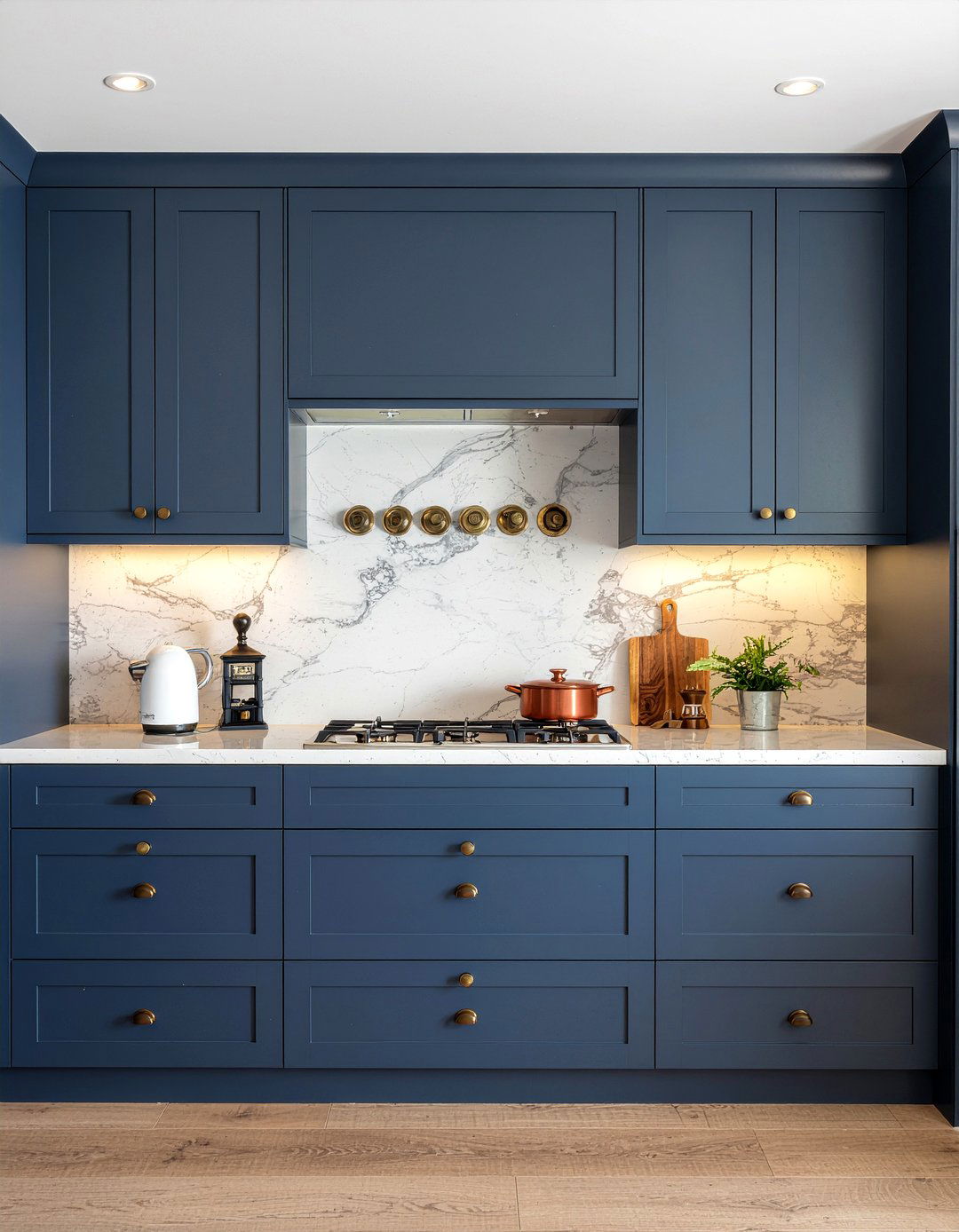 Brass kitchen hardware - 30 Parisian kitchen ideas