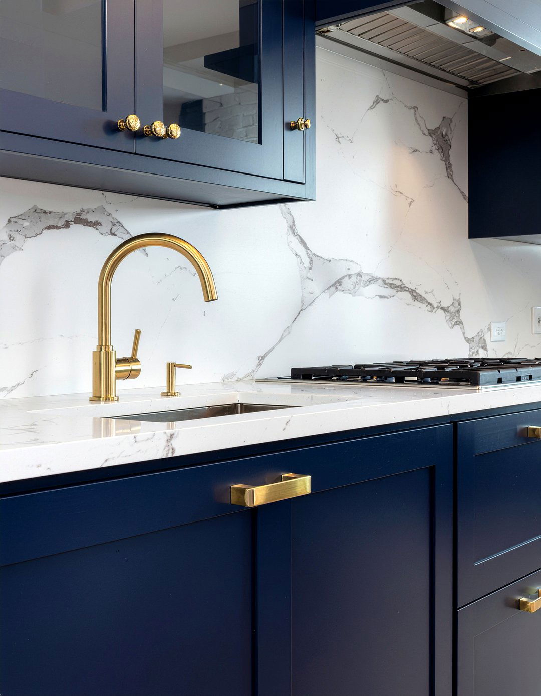 Brass kitchen hardware - 30 dramatic kitchen ideas