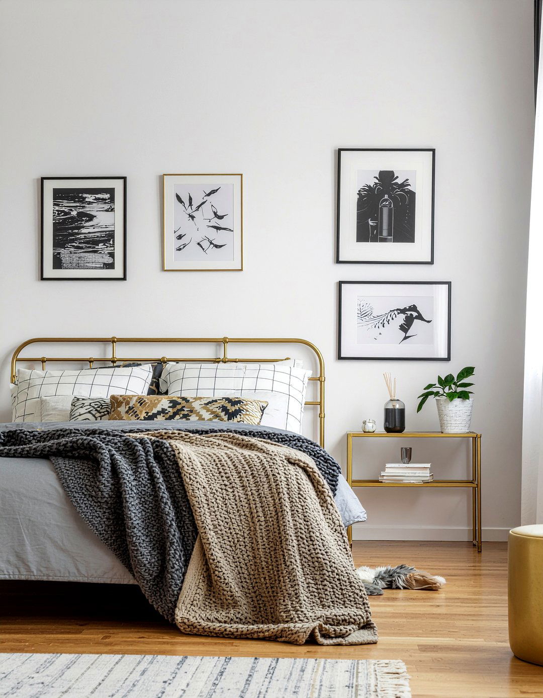 Brass picture frame - 30 brass accent bedroom ideas