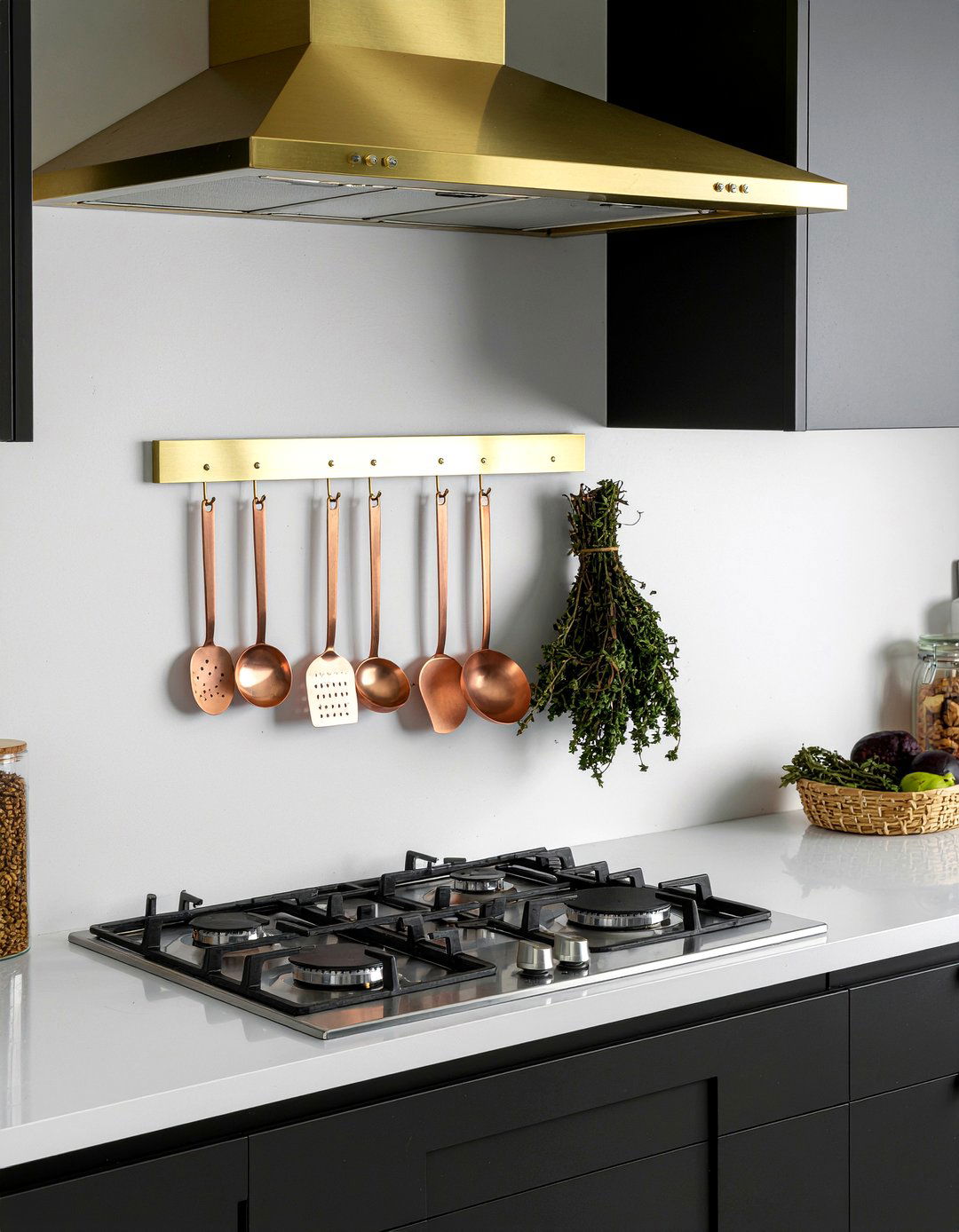 Brass rail kitchen organizer - 30 kitchen display ideas
