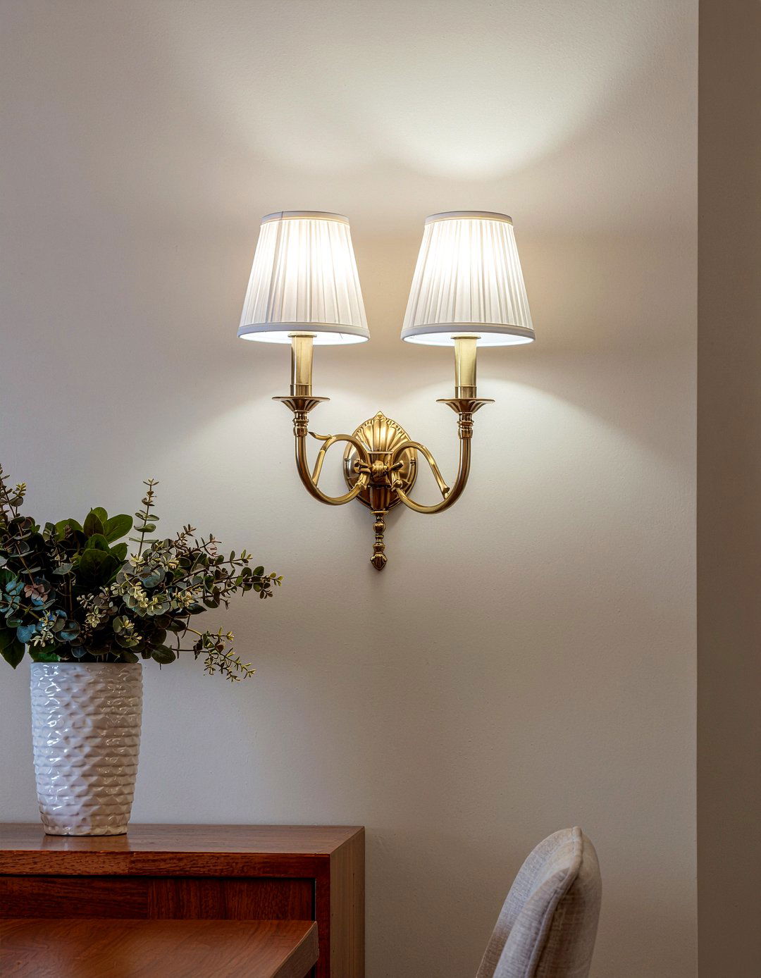 Brass wall sconces - 30 Georgian dining room ideas