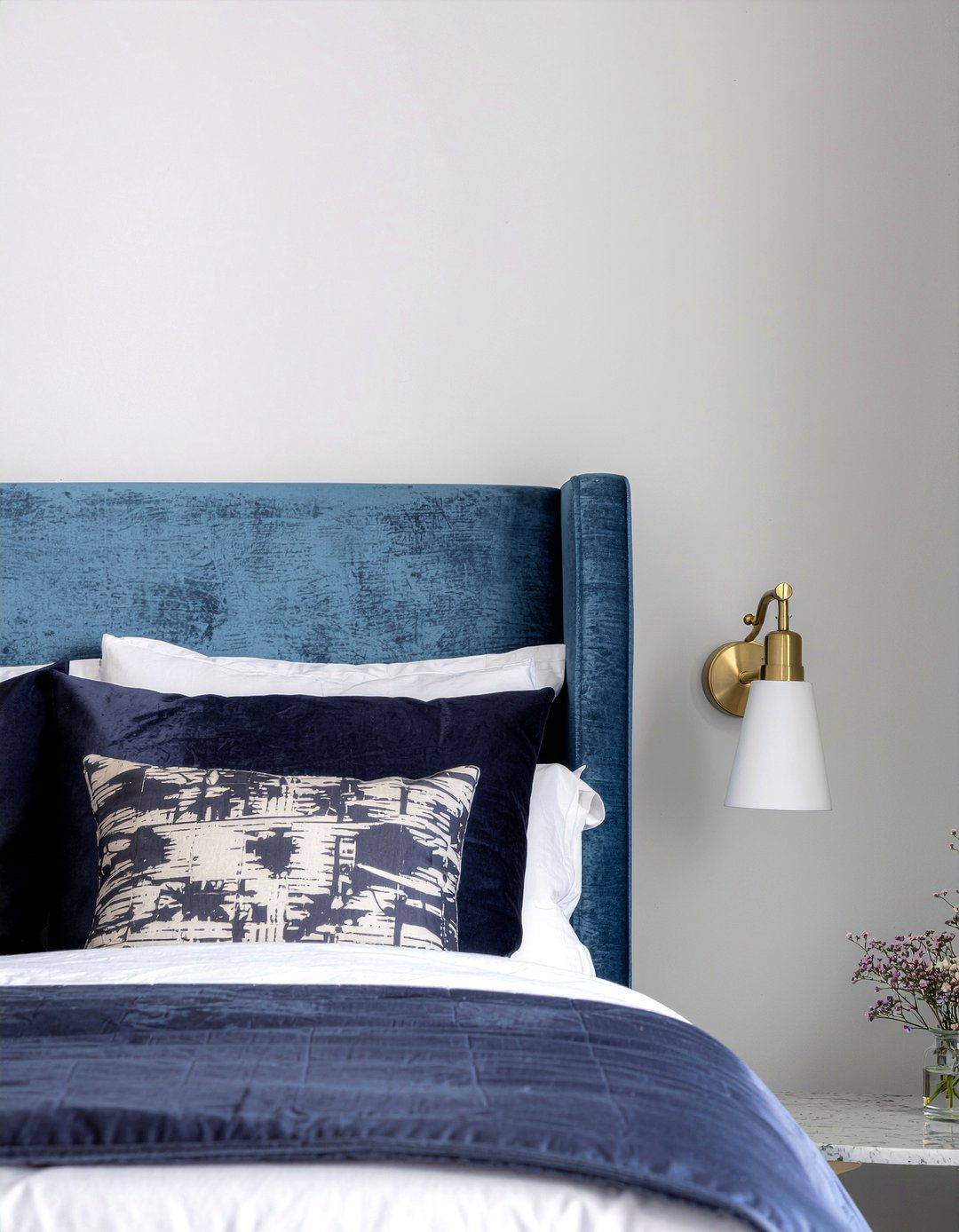 Brass wall sconces - 30 New England bedroom ideas