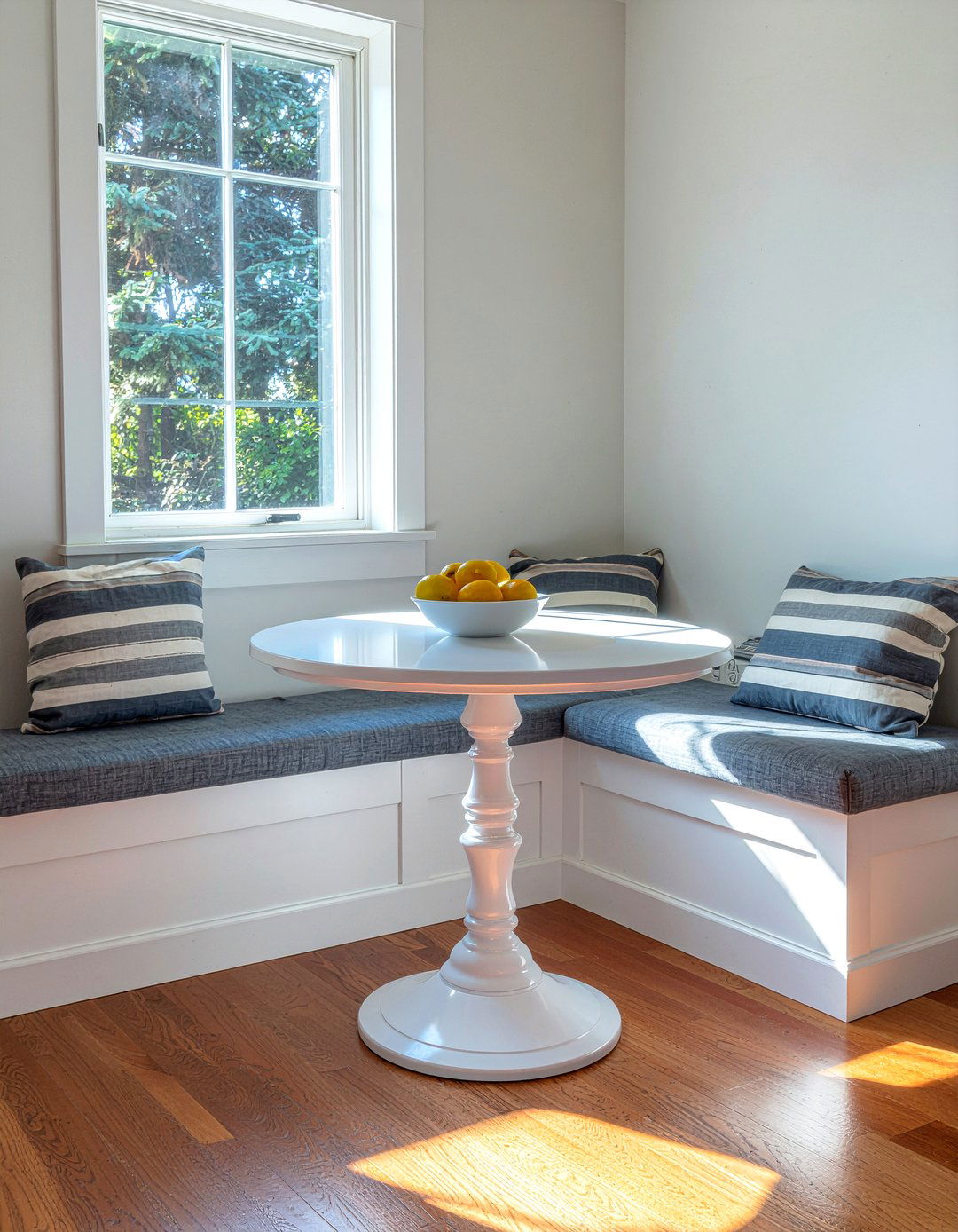 Breakfast Nook Round Dining Table - 30 round dining table ideas