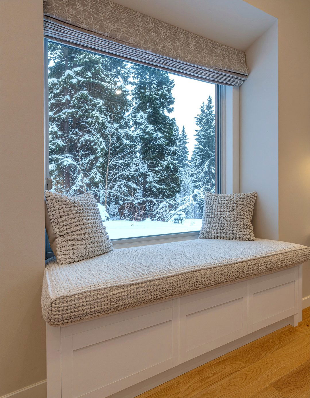 Breakfast nook window seat - 30 ski house kitchen ideas