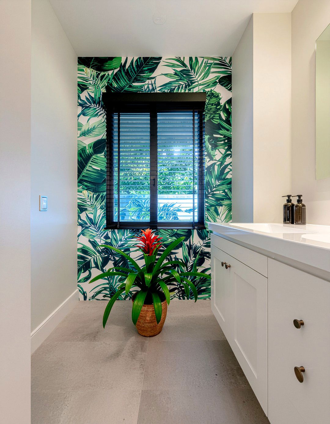 Bromeliad - 30 bathroom plants that thrive in humidity