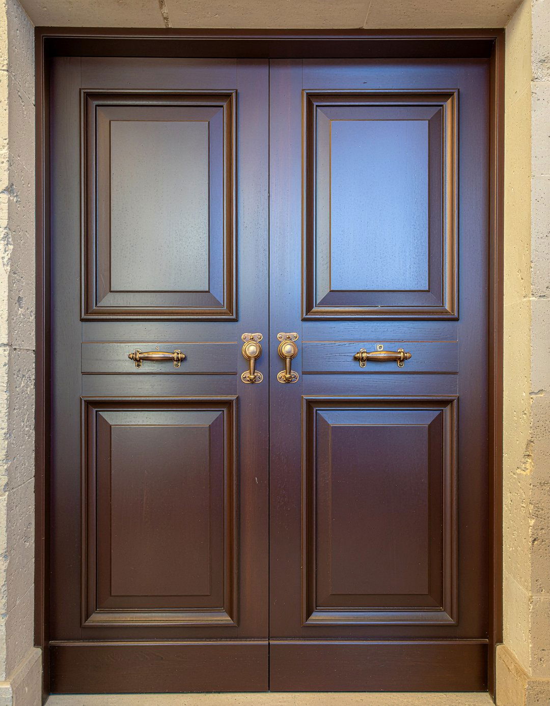 Bronze Hardware Accents - 30 Tuscan living room ideas