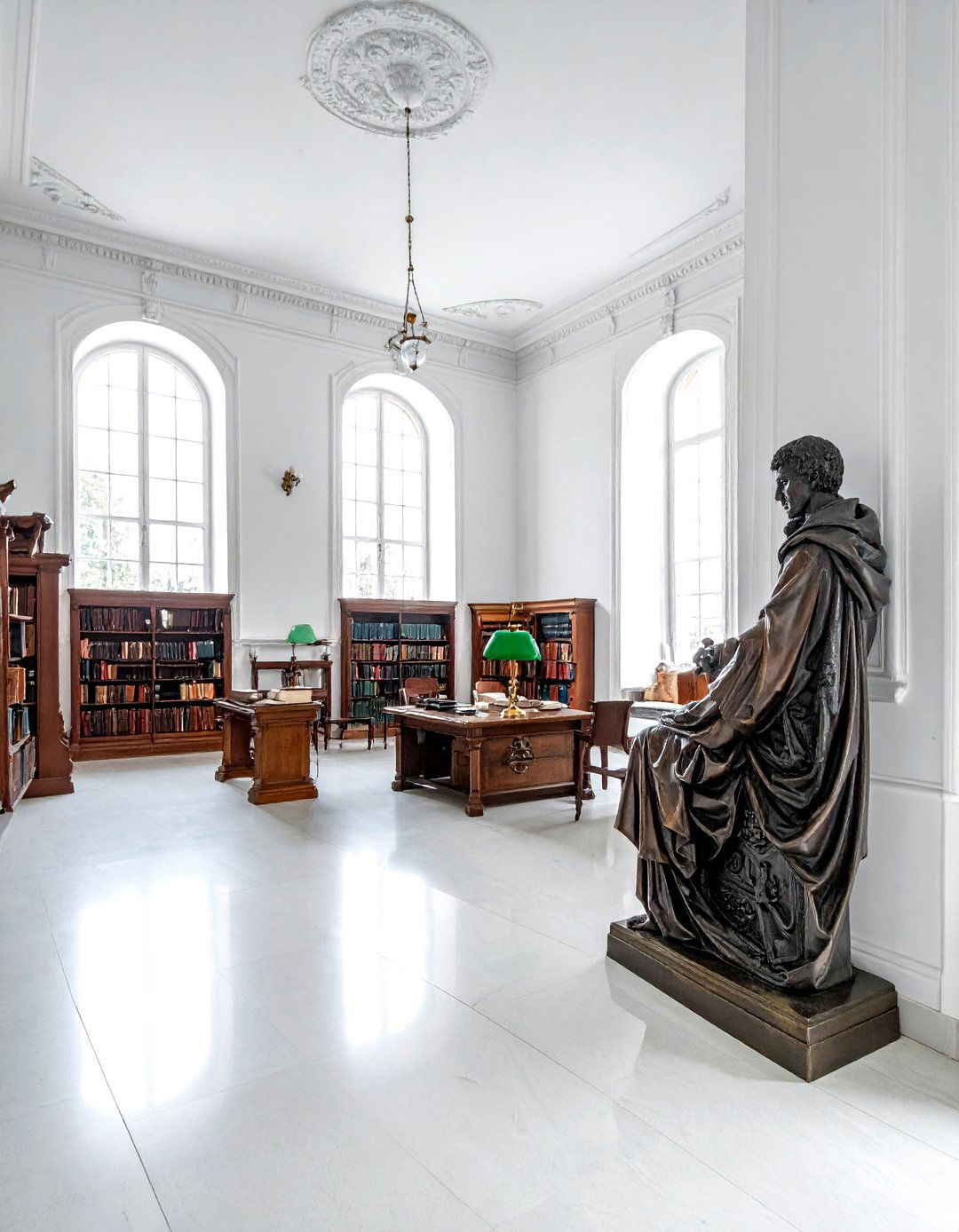 Bronze Statue Bookends - 30 decorative bookend ideas