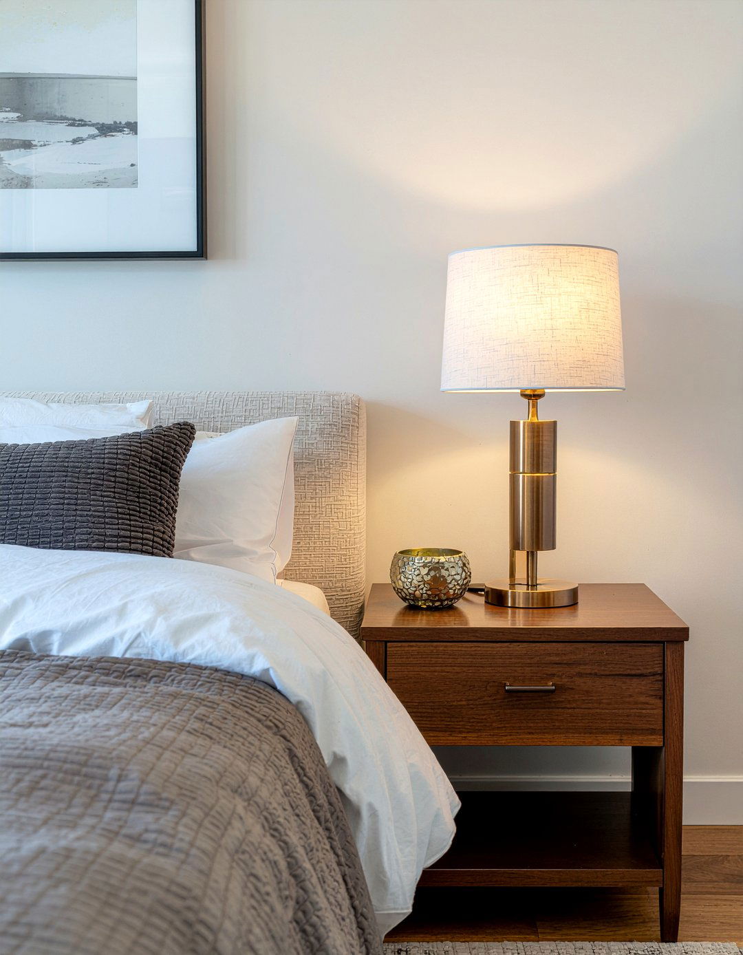 Bronze bedside lamps - 30 bronze accent bedroom ideas