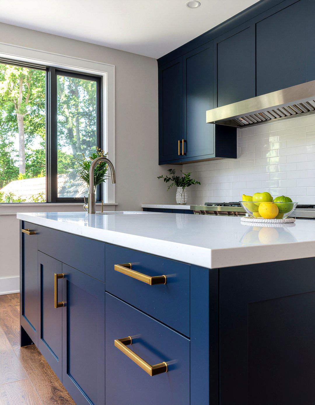 Bronze cabinet hardware - 30 mixed metal dining room ideas