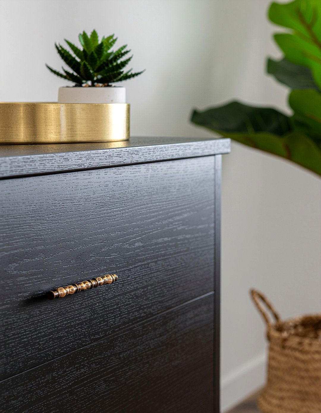 Bronze drawer pulls - 30 bronze accent bedroom ideas