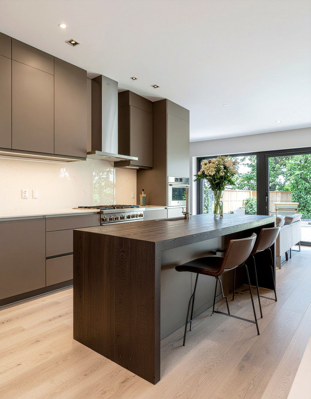 Brown kitchen breakfast bar - 30 chocolate brown kitchen ideas