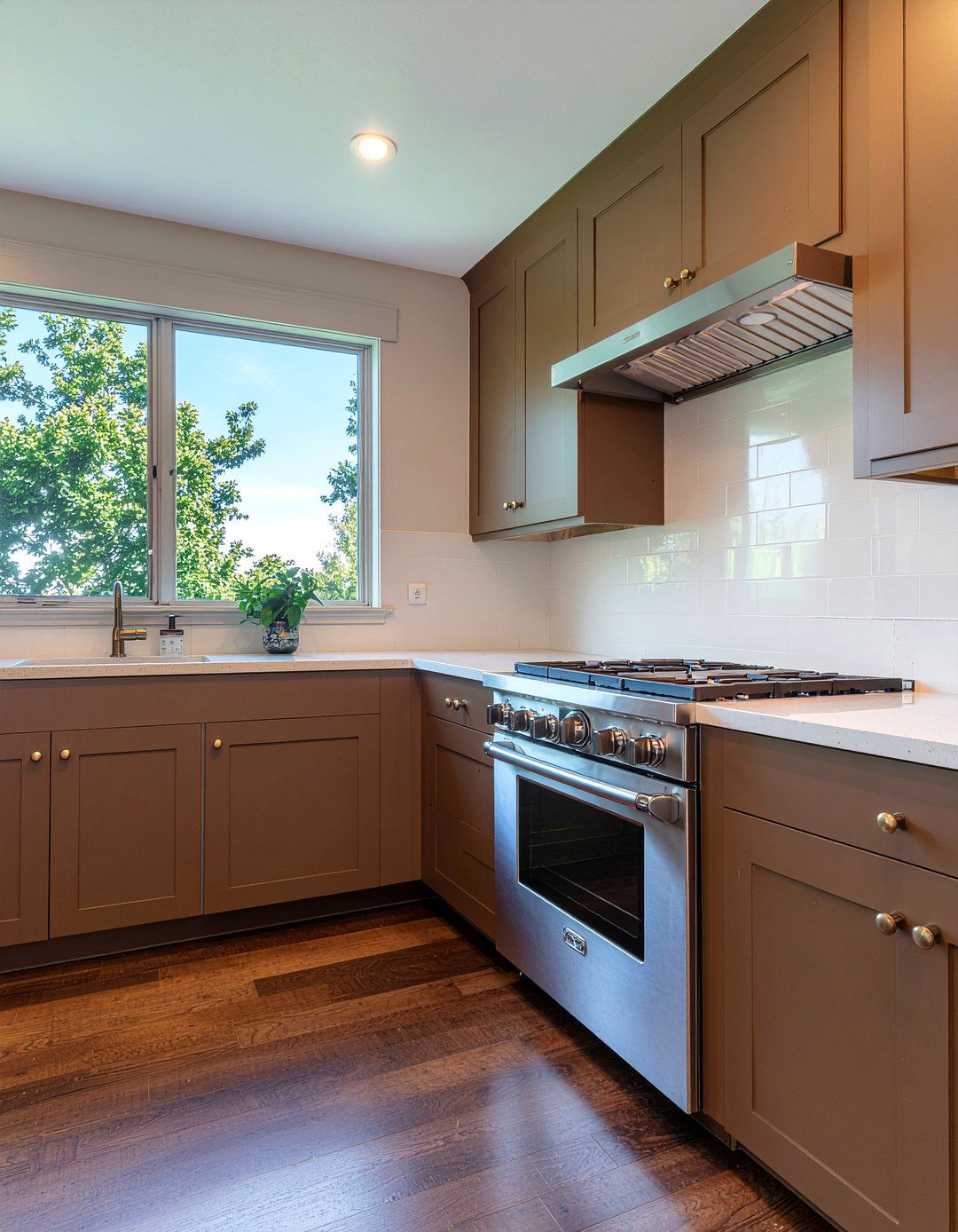 Brown kitchen cabinets brass hardware - 30 chocolate brown kitchen ideas