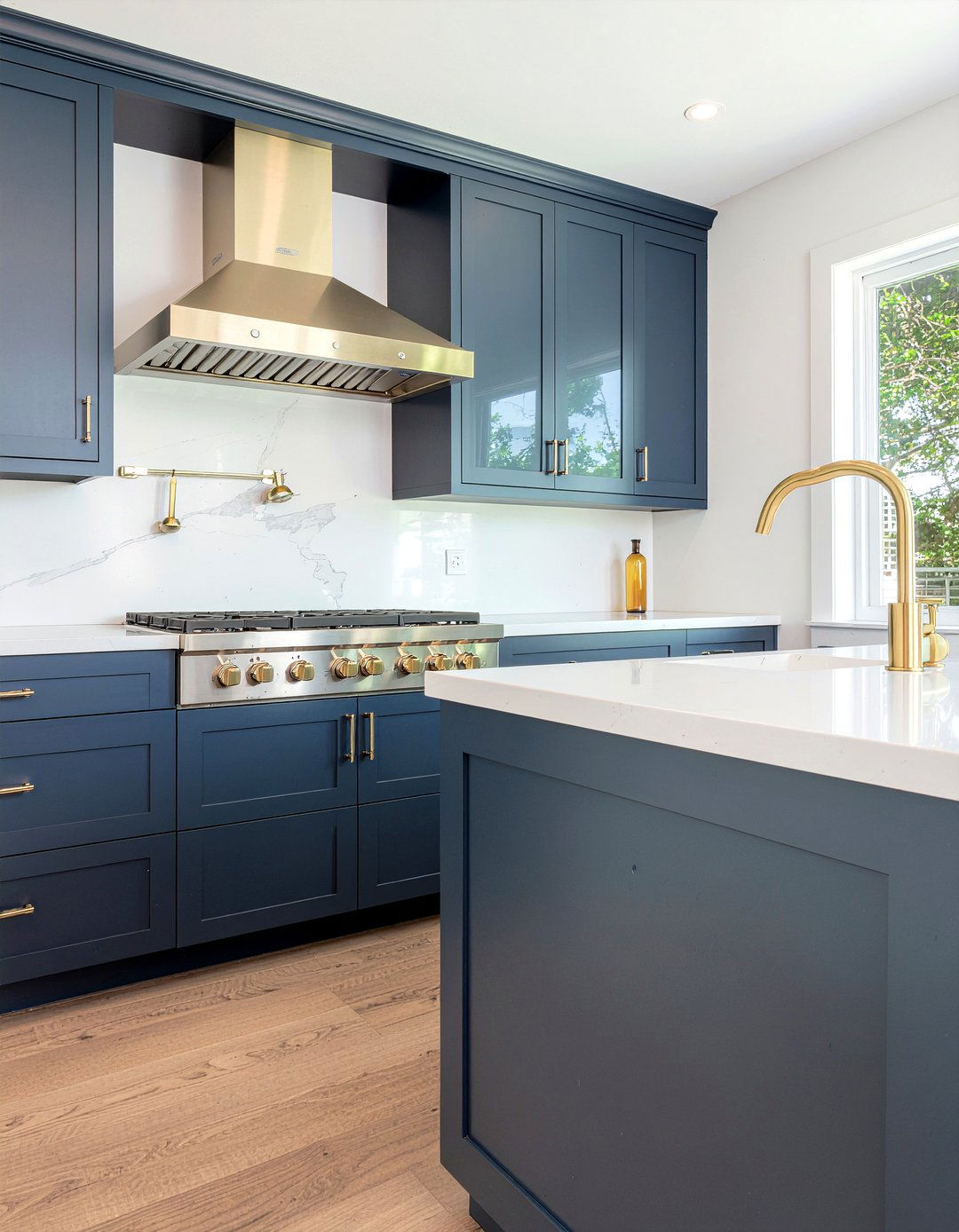 Brushed brass cabinet pulls - 30 gold kitchen hardware ideas