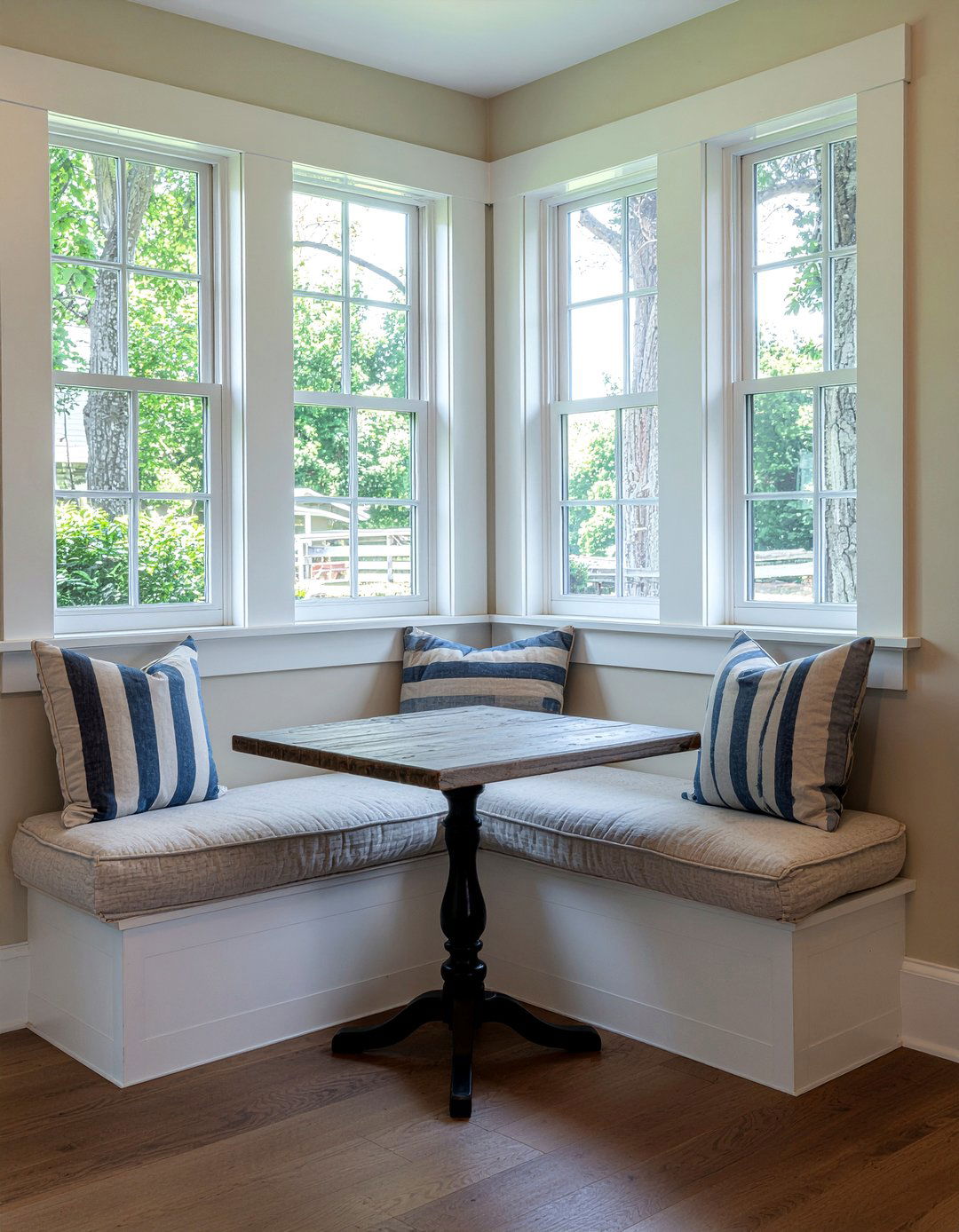 Built In Bench - 30 country dining room ideas