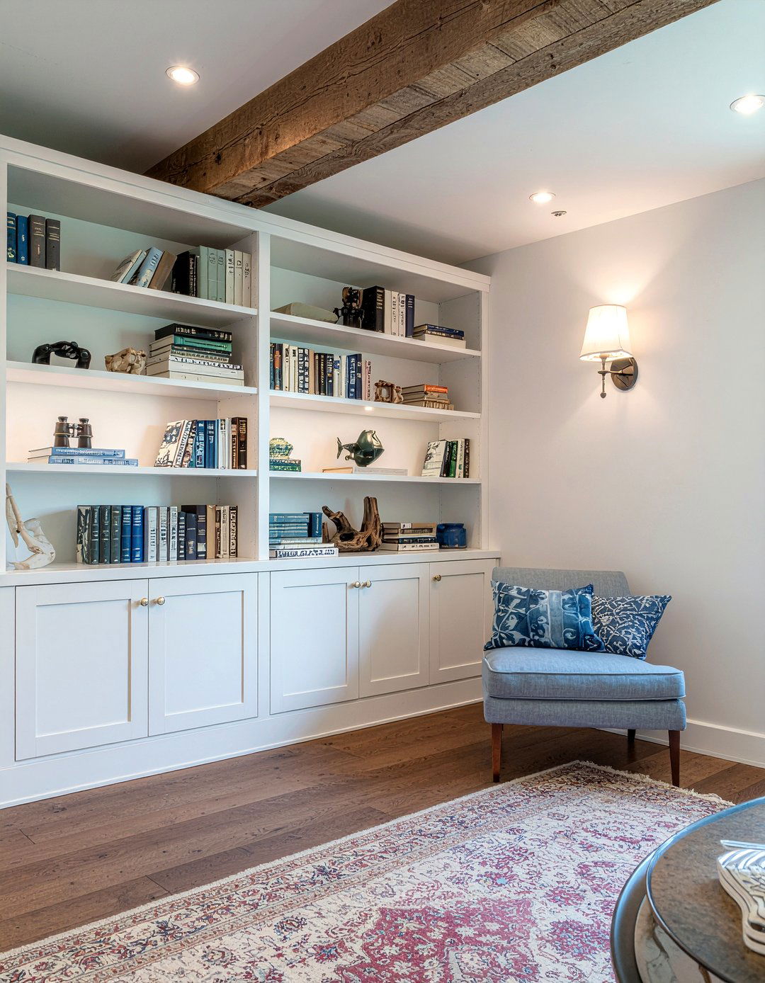 Built In Bookshelves - 30 lake house living room ideas