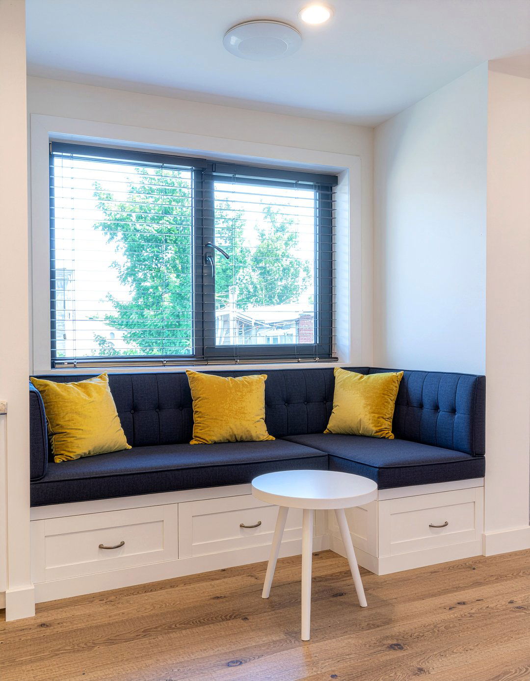 Built in banquette seating - 30 easy dining room makeover ideas