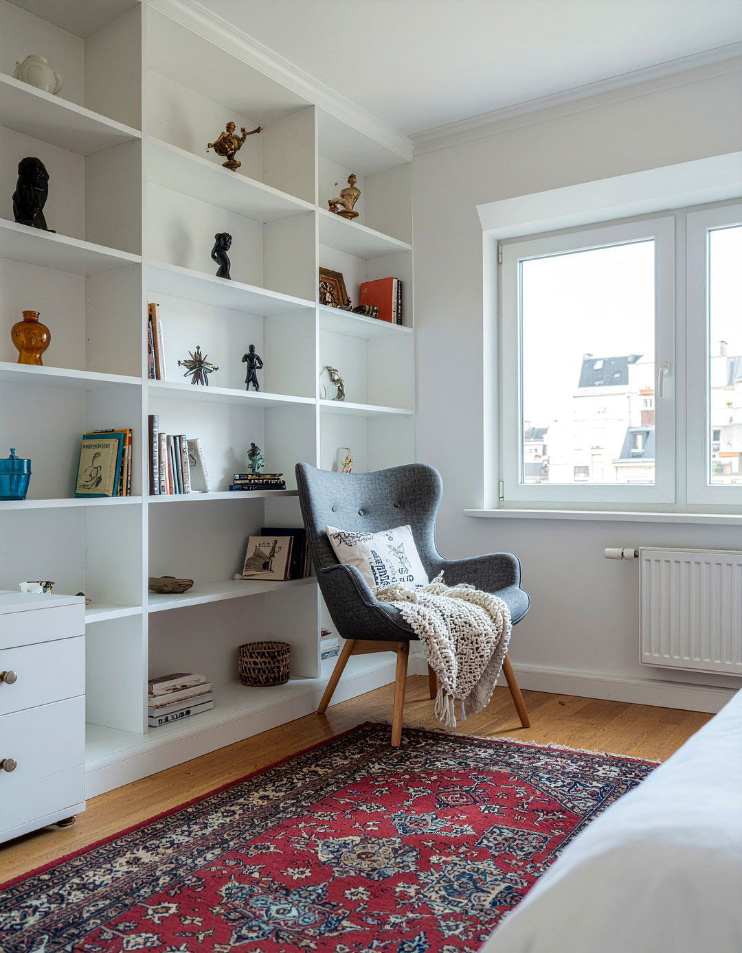 Built in bookshelf - 30 Parisian bedroom ideas