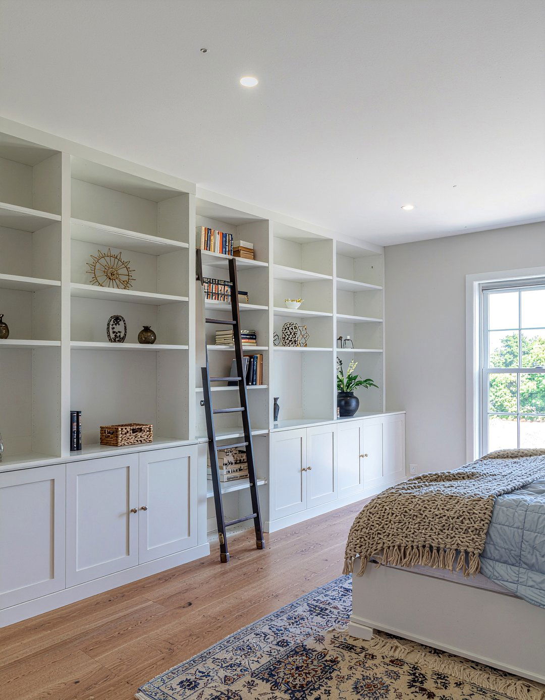 Built in bookshelves - 30 high ceiling bedroom ideas