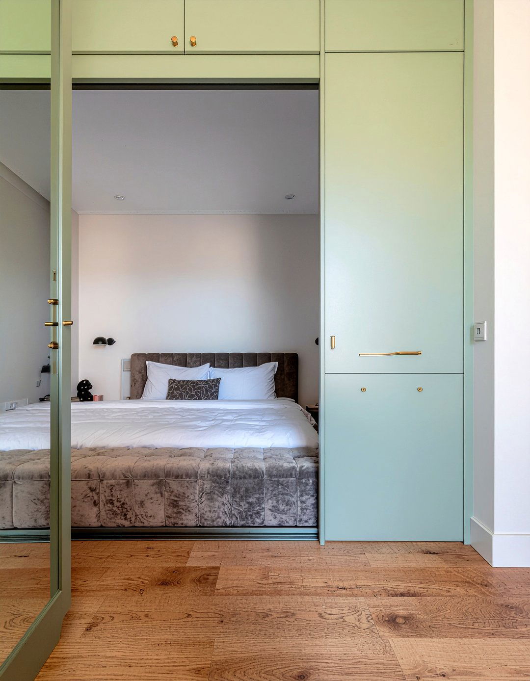 Built in wardrobe around bed - 30 bedroom built-in ideas