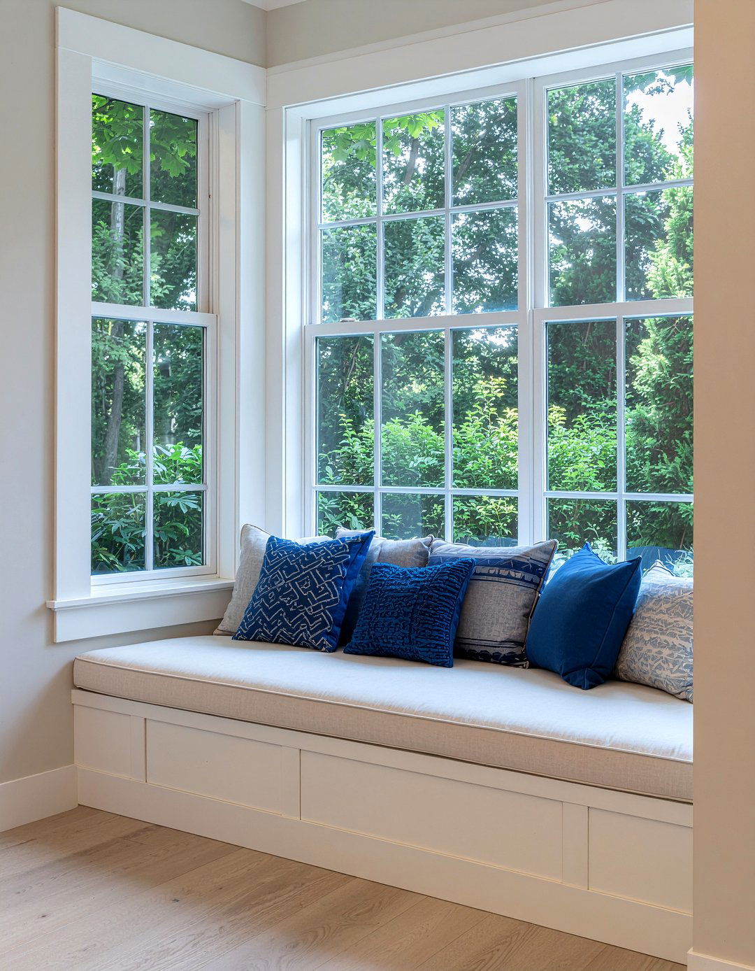 Built in window daybed - 30 bedroom daybed ideas