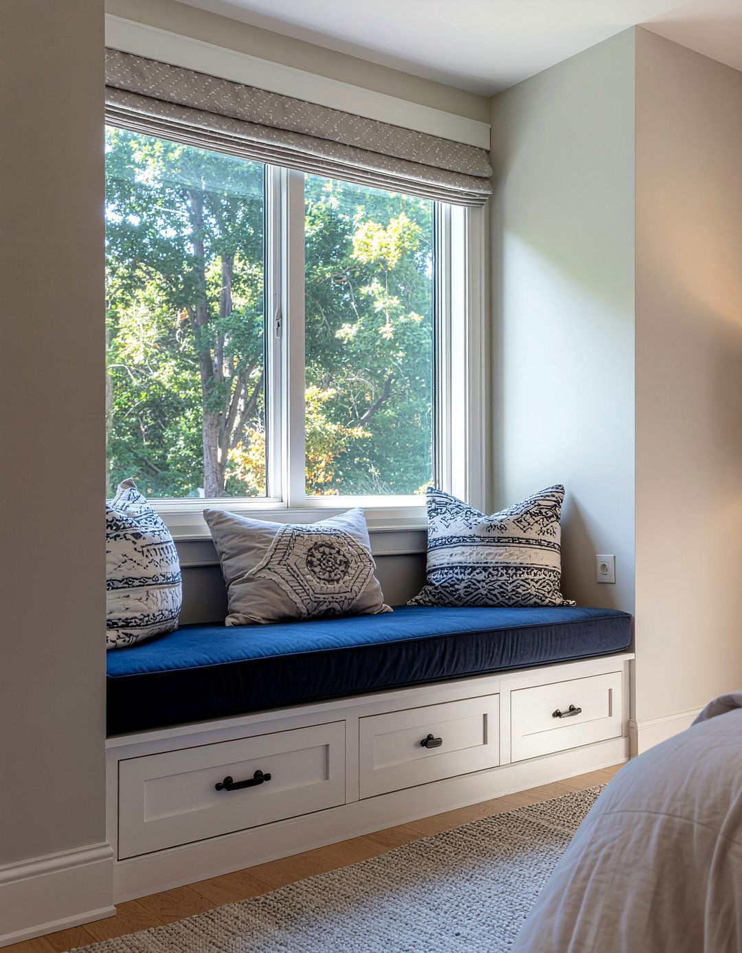 Built in window seat - 30 tiny bedroom ideas