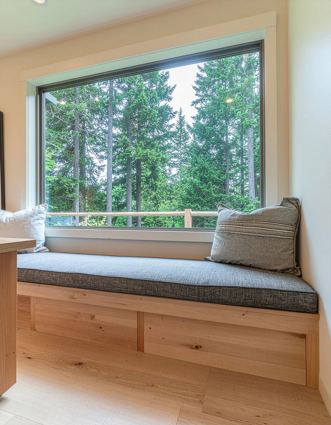 Built in window seat - 30 cabin dining room ideas