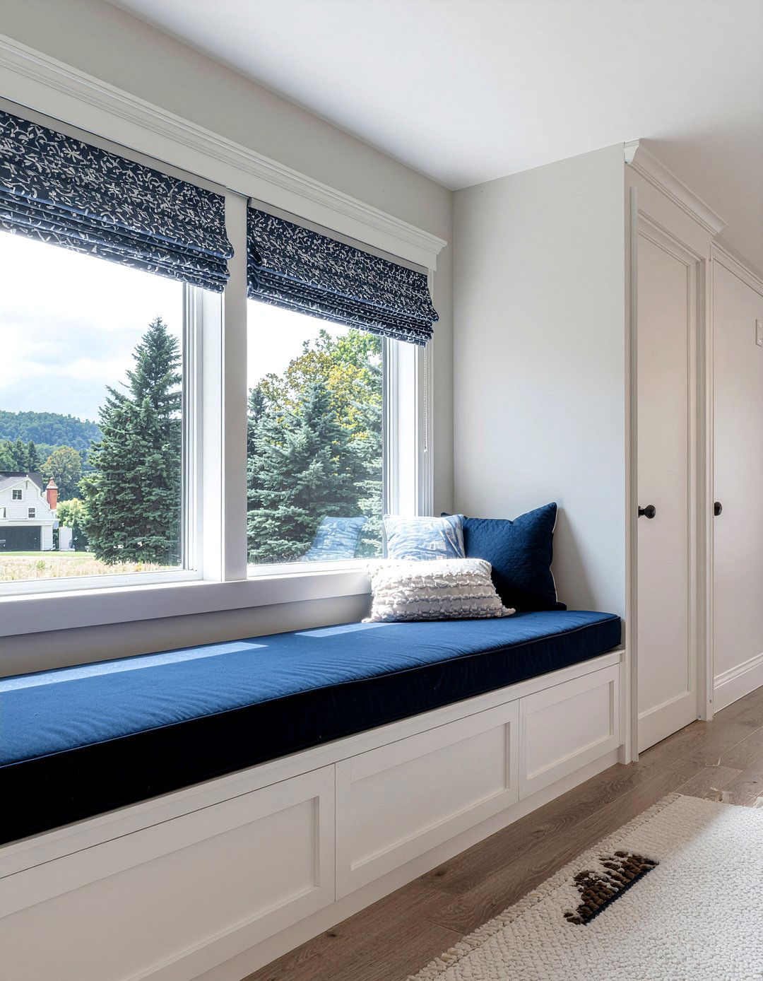 Built in window seats - 30 kid friendly living room ideas