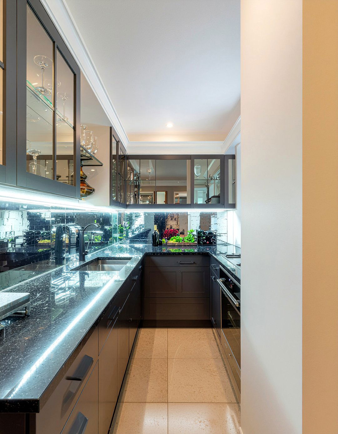 Butler Pantry - 30 model home kitchen ideas