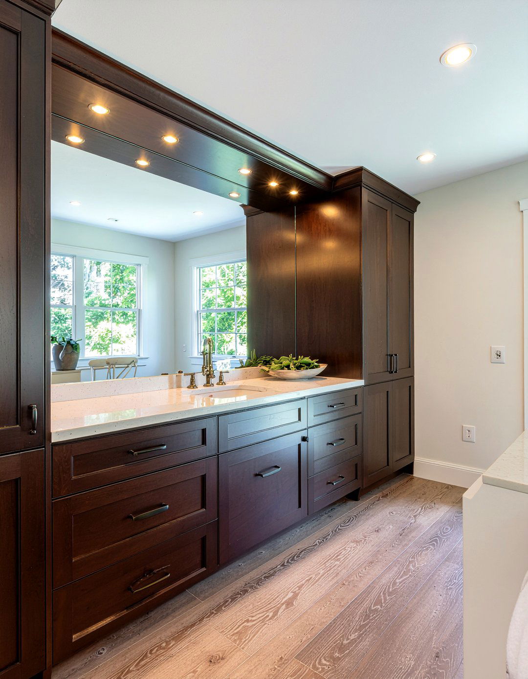 Butlers Pantry With Mirror Backsplash - 30 butler's pantry dining room ideas