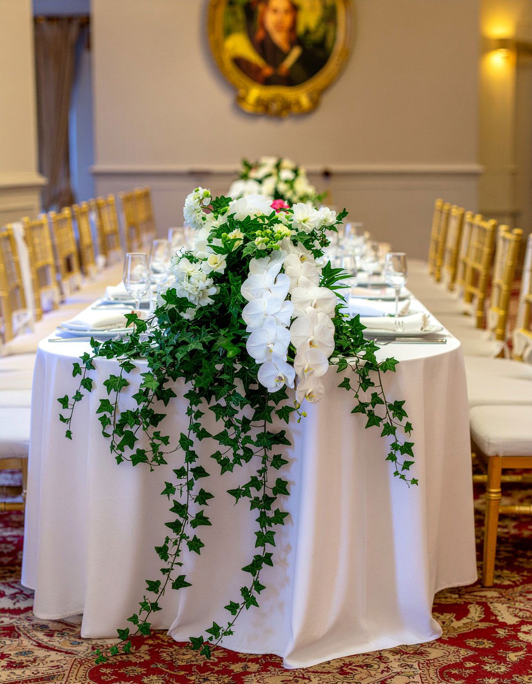 Cascading floral table runner - 30 floral centerpiece dining ideas