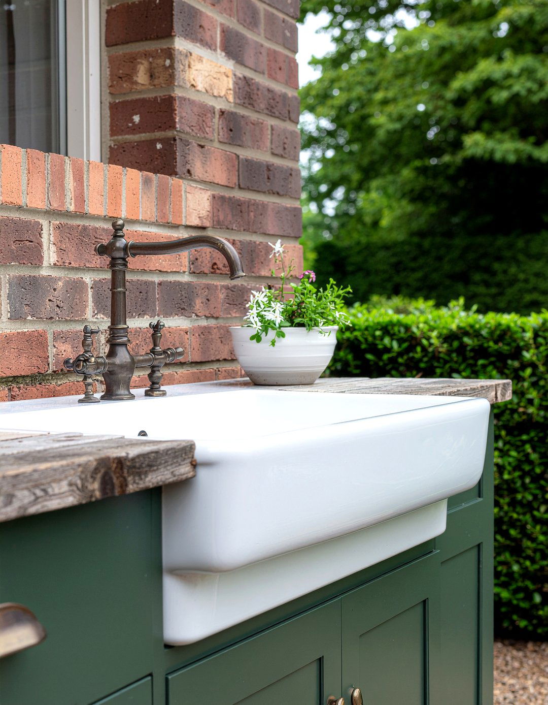 Cast iron outdoor sink - 30 outdoor kitchen sink ideas