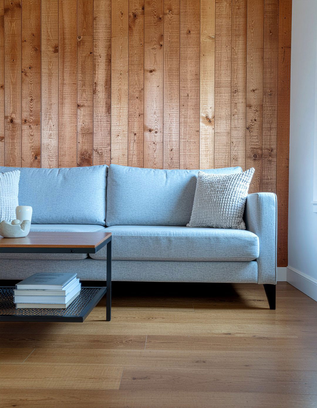 Cedar wood wall paneling - 30 woodland living room ideas