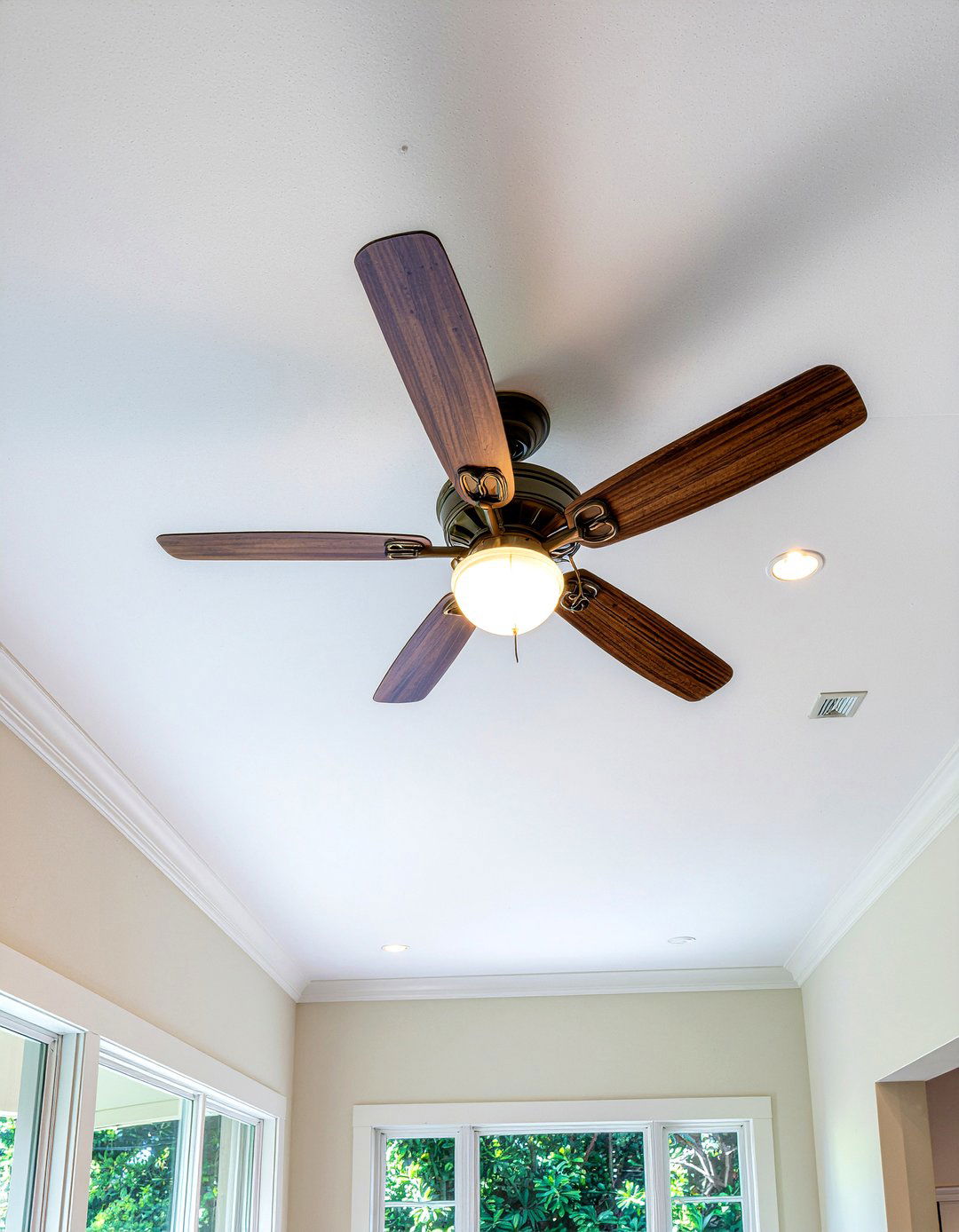 Ceiling Fan With Leaf Blades - 30 Hawaiian living room ideas