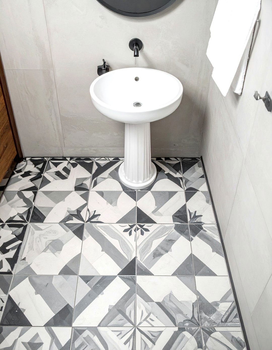 Cement tile floor - 30 Fixer Upper bathroom ideas