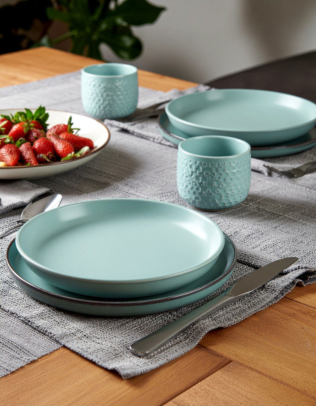 Ceramic Dinnerware Set - 30 dining room checklist ideas