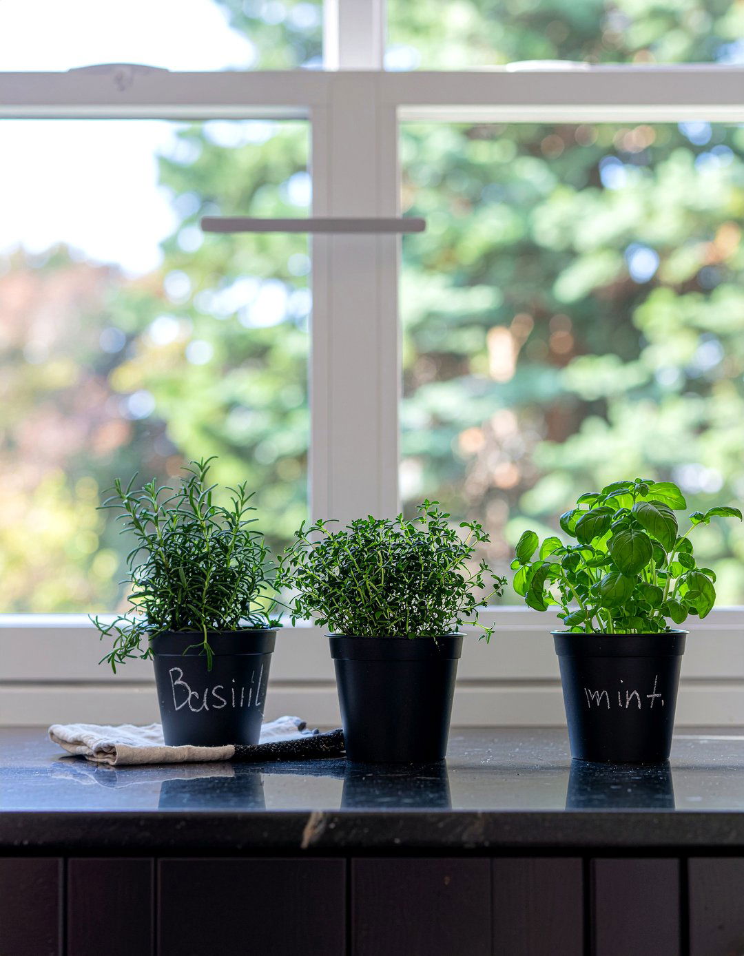 Chalkboard herb pots kitchen window - 30 kitchen window herb garden ideas