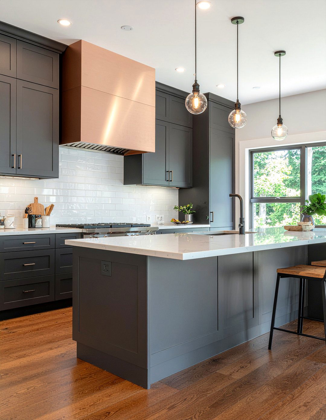 Champagne bronze and black kitchen - 30 mixed metal kitchen ideas