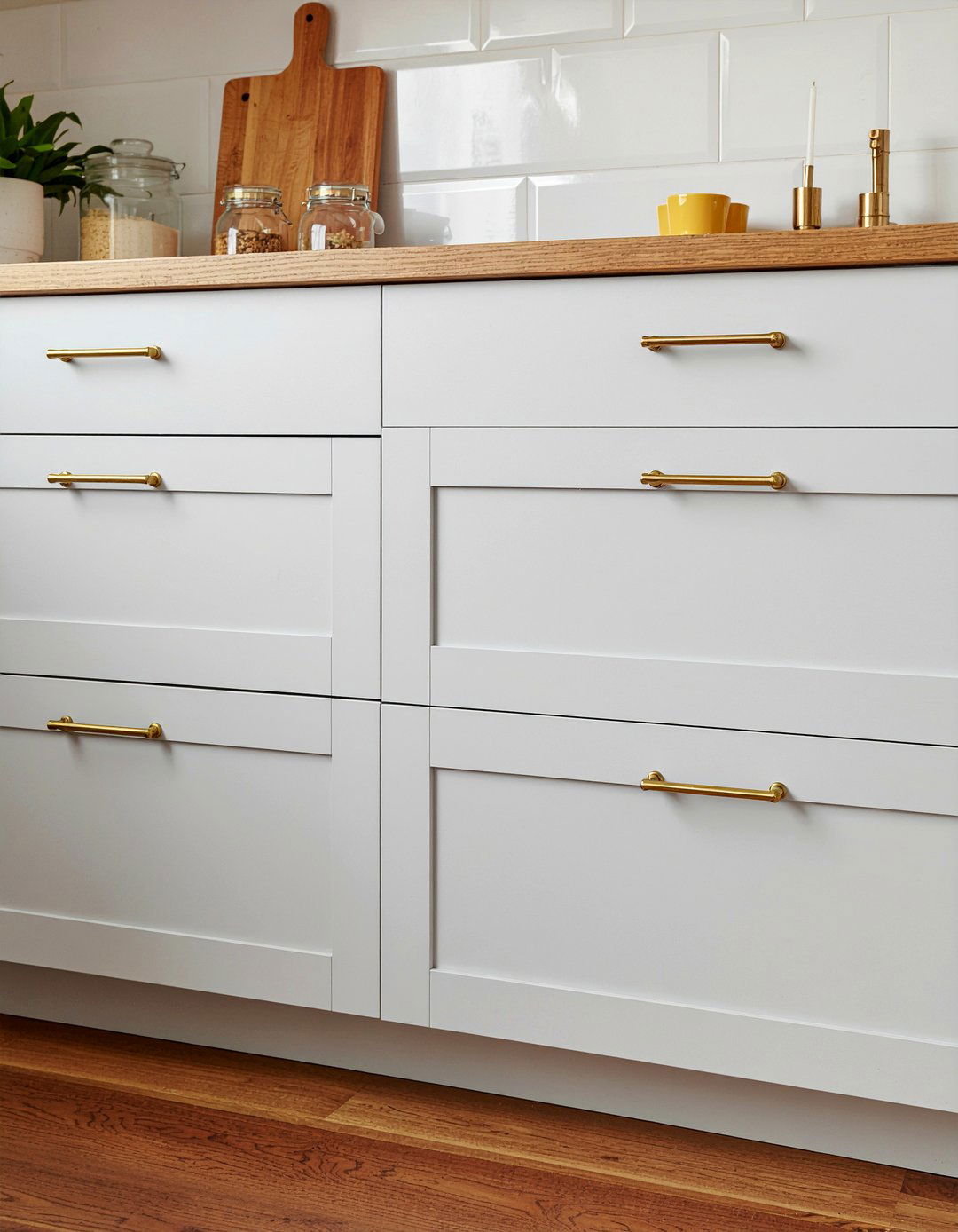 Champagne bronze drawer handles - 30 gold kitchen hardware ideas