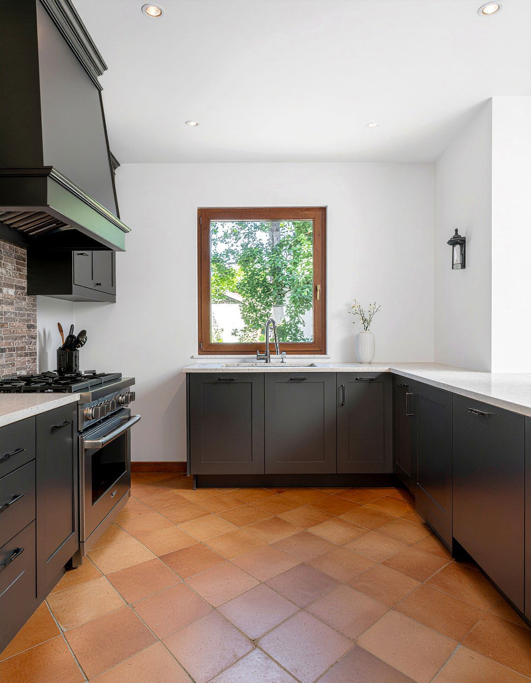 Charcoal kitchen terracotta floors - 30 charcoal kitchen ideas