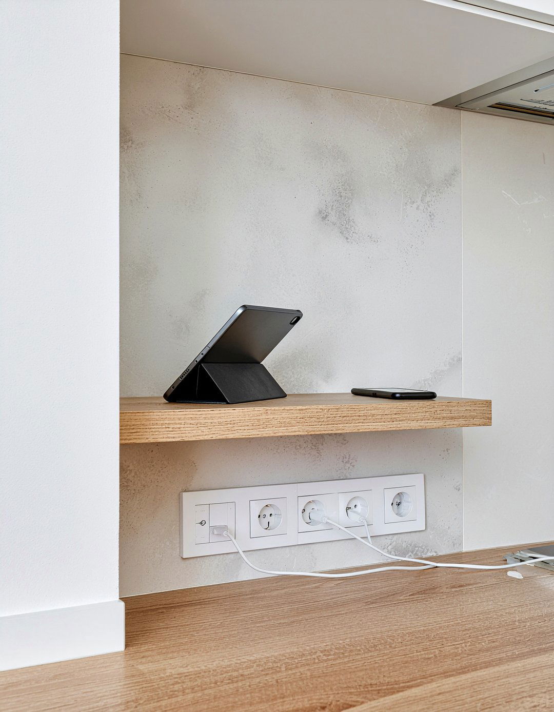 Charging Station Niche - 30 kitchen niche ideas