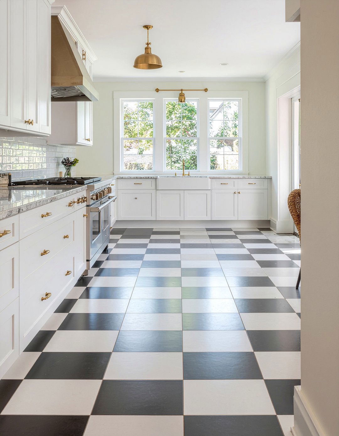 Checkerboard floor with white cabinets - 30 checkered floor kitchen ideas