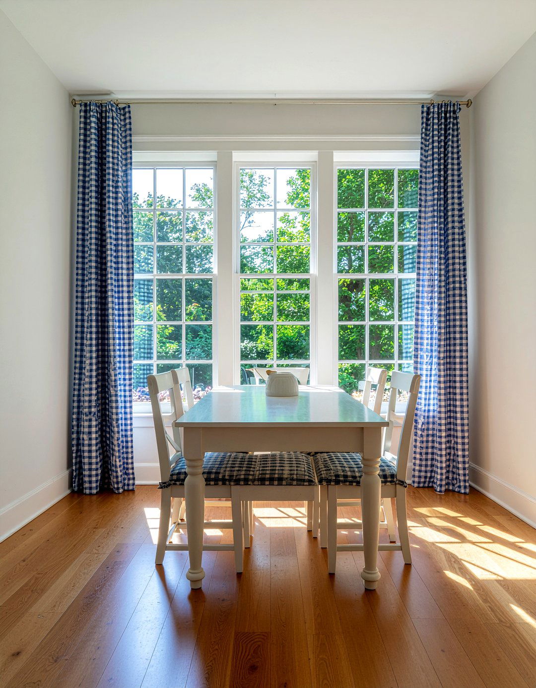 Checkered Pattern Curtains - 30 French country dining room ideas
