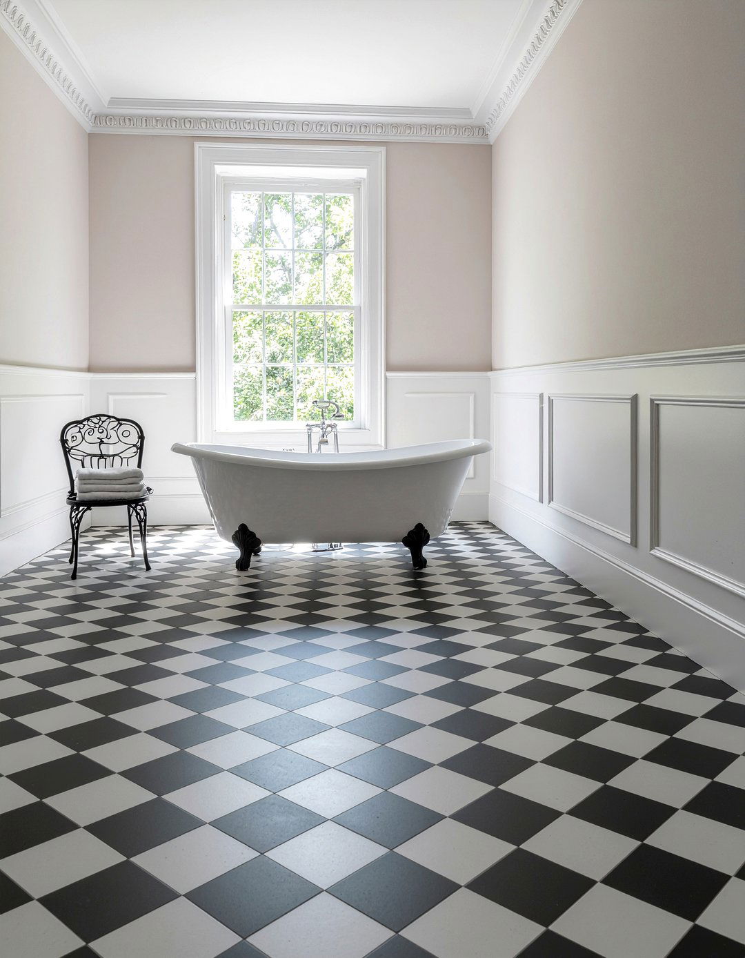 Checkered floor tile - 30 French bathroom ideas