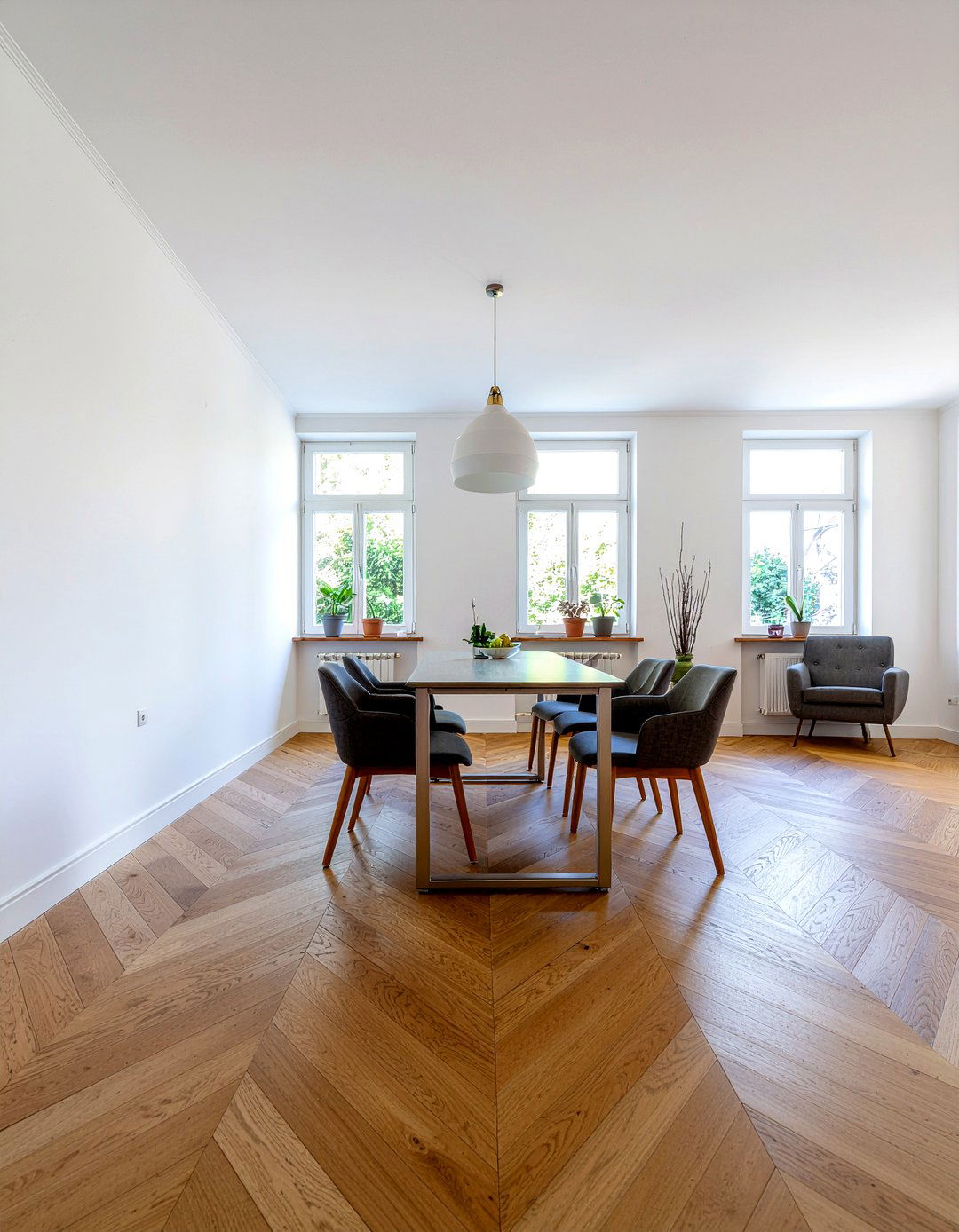 Chevron Wood Floor Dining - 30 Parisian dining room ideas
