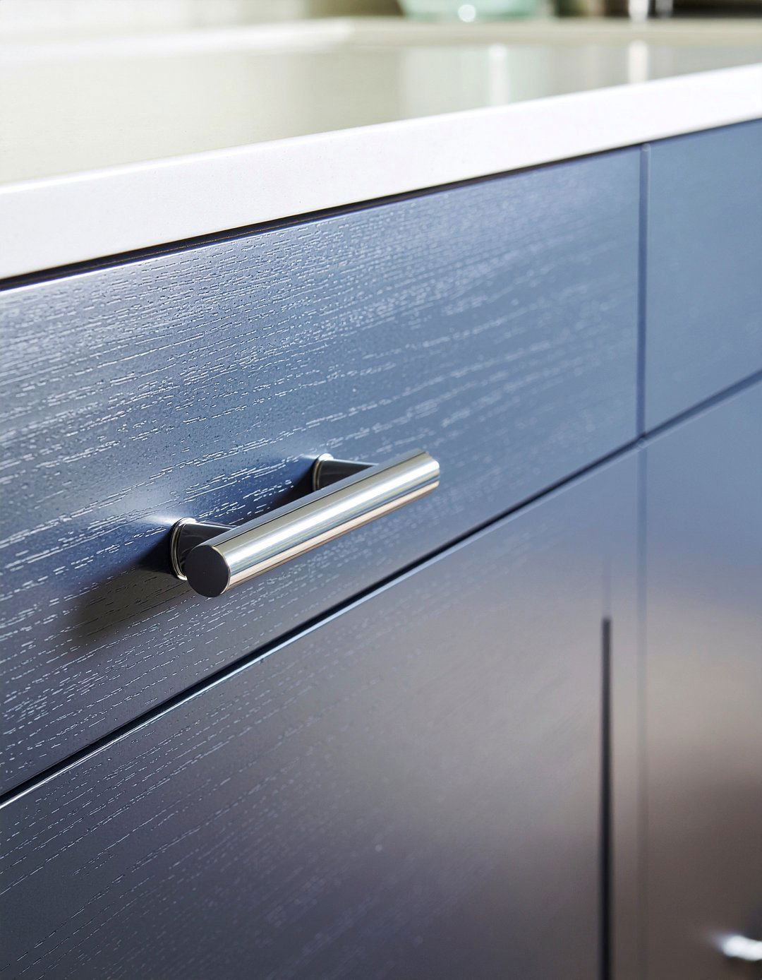 Chrome Cabinet Pulls - 30 chrome accent dining room ideas